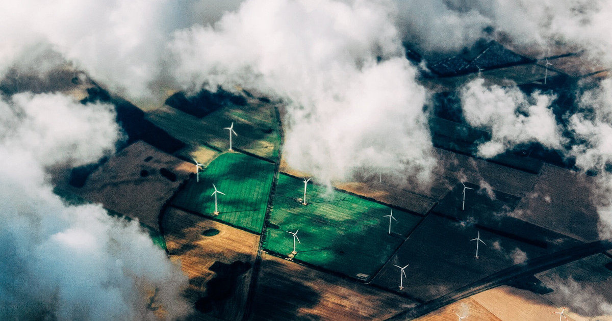 Nachhaltig, Luftbild worauf Windräder für die Stromproduktion zu sehen sind
